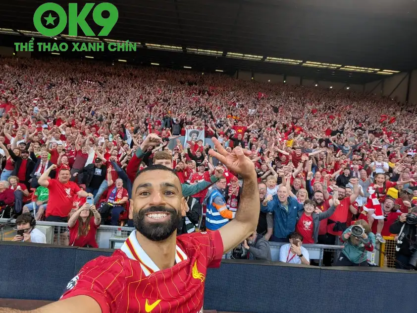 Salah ăn mừng chức vô địch với CĐV Liverpool – Ảnh: Twitter Salah ăn mừng chức vô địch với CĐV Liverpool – Ảnh: Twitter